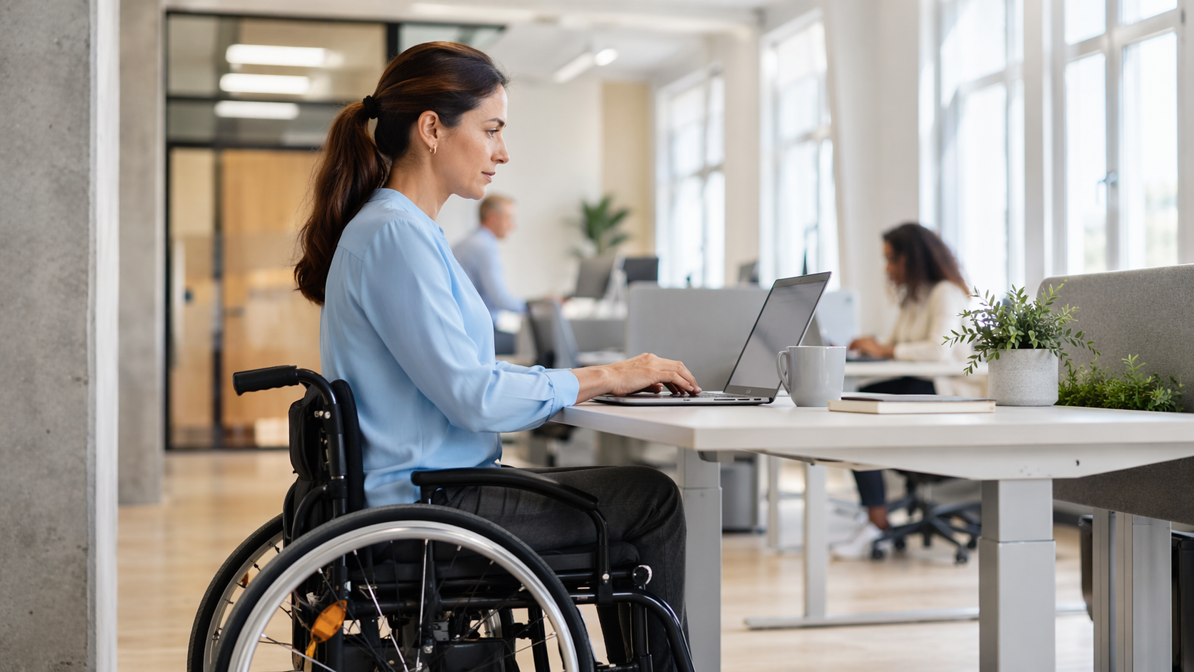 Barrierefreiheit im Unternehmen: Person am Laptop prüft digitale Zugänglichkeit — includo Blog