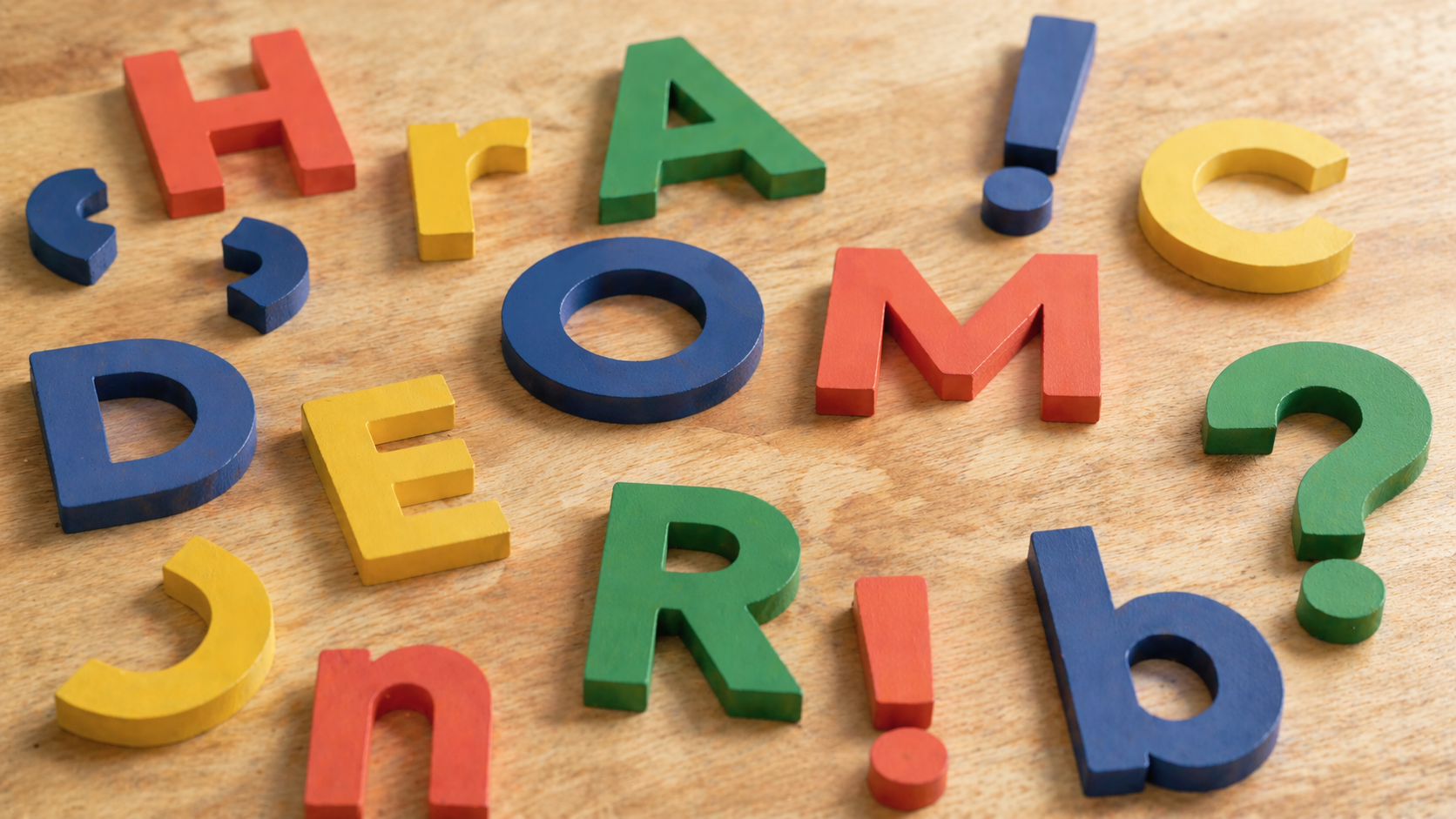 Bunte Holzbuchstaben auf hellem Untergrund symbolisieren barrierefreie Sprache — includo Blog - Illustration erstellt mit KI