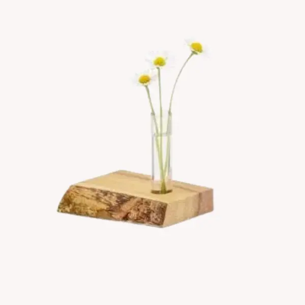 Vase in einem Holzbrett mit einer Blume
