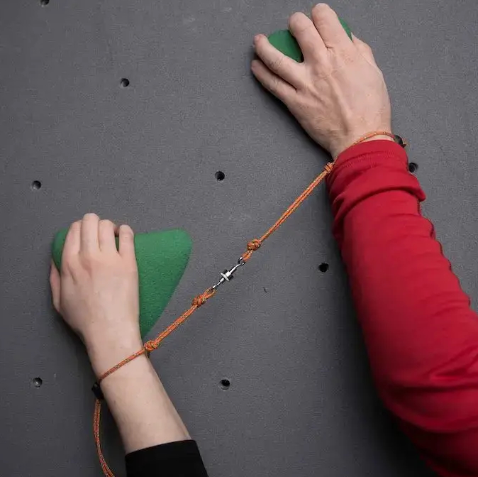 Kletterset, bei dem zwei Hänge auf einer Kletterwand mit einem Seil verbunden sind