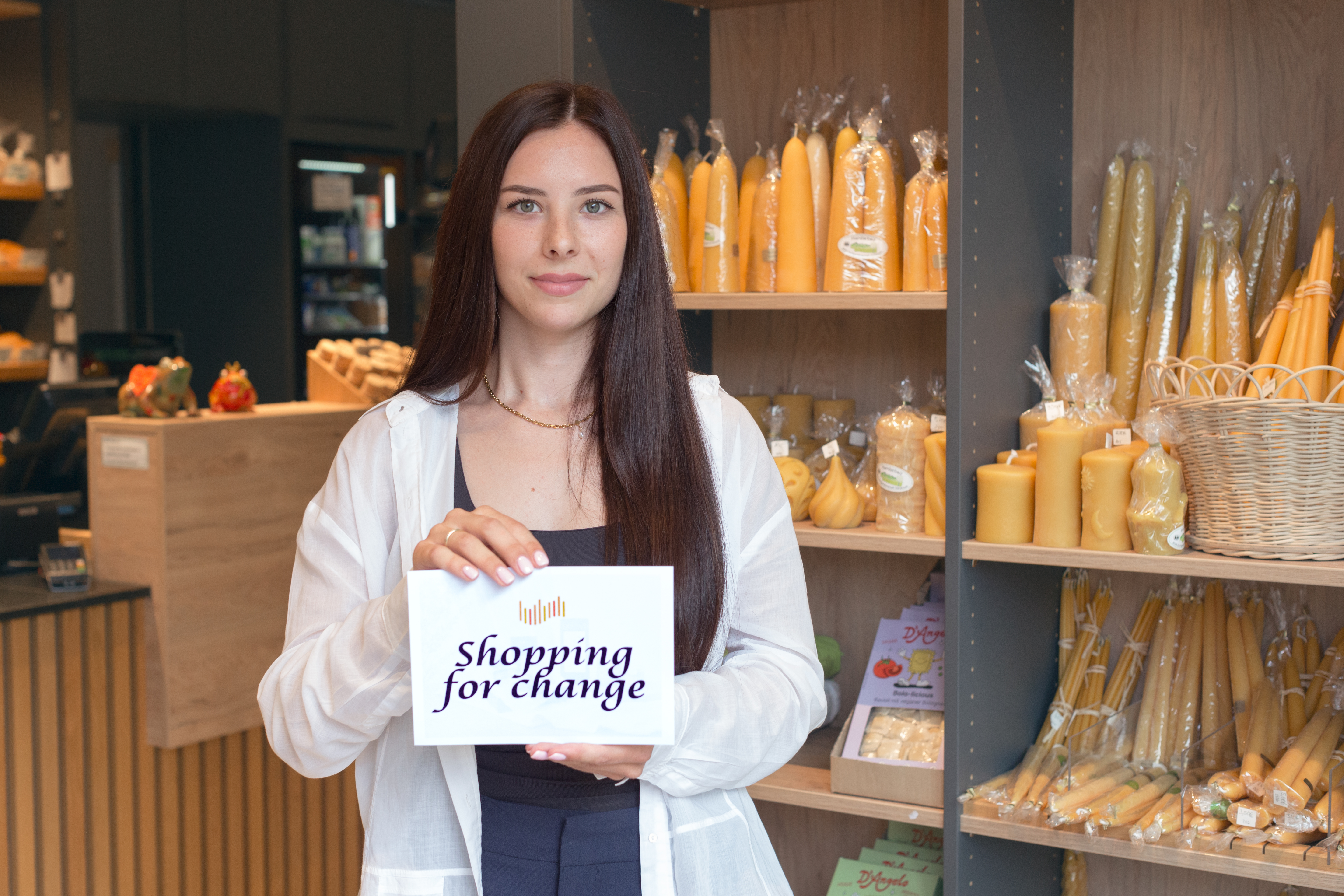 Christina von includo mit ausgewählten Produkten mit sozialer Wirkung