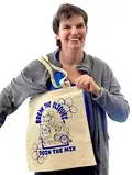 Frau mit Jutebeutel mit blauem Print