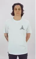 Mann im weißen T-Shirt mit schwarzem Logo auf der linken Brust