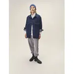 Ganzkörperaufnahme von einem weiblichen Model mit blauer Mütze und dunkelblauer Denimjacke