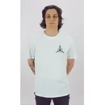 Mann im weißen T-Shirt mit schwarzem Logo auf der linken Brust