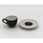 Schwarze Espresso Tasse neben weißem Teller mit schwarzer Mitte für die Tasse