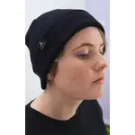Frau mit schwarze Beanie Mütze mit Krempe  und monopulsar Nähetikett