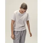 Lachendes, weibliches Model, mit dem Fokus auf ihr weißes Rundhals-T-Shirt