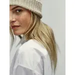 Nahaufnahme eines weiblichen Models mit Blick in die Kamera mit beige Beanie auf dem Kopf