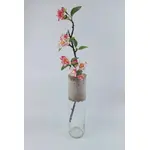Produktbild der Betonflaschenvasen mit Blumen