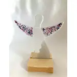 Kunstvoller handgemachter Glasengel in grau auf Holzsockel