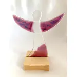 Kunstvoller handgemachter Glasengel in rosa auf Holzsockel