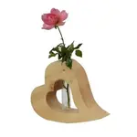 Herzvase aus Holz mit Rose in Glasvase