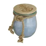 Eine maritime in ein Weckglas gegossene pastellblaue Kerze  mit dekorativem Sisalseil und eingebranntem Anker im Bambusdeckel