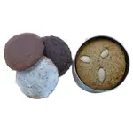 Drei drapierte Bio-Lebkuchen mit unterschiedlicher Glasur neben der offenen Lebkuchen-Blechdose