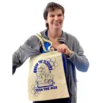 Frau mit Jutebeutel mit blauem Print