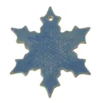 Schneeflocke aus weißem Ton und blauer Glasur als dekorativer Anhänger
