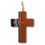 Ein Tonkreuz mit blauem Muster als Anhänger