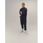 Männliches Model mit dunkelblauer Jacke im Fokus