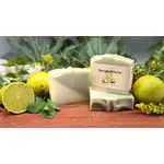 havannafrische Naturseife 100g vor floralem Hintergrund