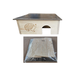 Igelhaus mit geradem Dach und neben dem Eingang ein gebranntes Igelmotiv. Unten ist die verpackte Igelhausversion zu sehen.