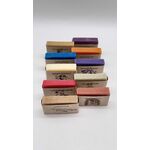 Seifen in zehn verschiedenen Farben mit der Seite der Seife auf einer Fläche