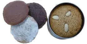 Drei drapierte Bio-Lebkuchen mit unterschiedlicher Glasur neben der offenen Lebkuchen-Blechdose