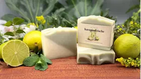 havannafrische Naturseife 100g vor floralem Hintergrund