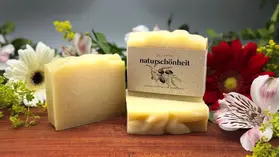 naturschönheit Seife vor floralem Hintergrund