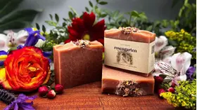 rosengarten Seife vor floralem Hintergrund