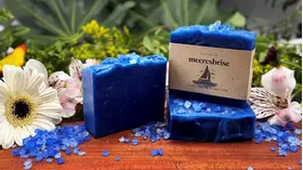 meeresbrise Seife vor floralem Hintergrund