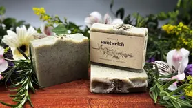 samtweich Seife vor floralem Hintergrund