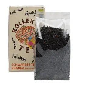 Bunte Vorderseite der Papierverpackung mit Teeblättern in Cellophan