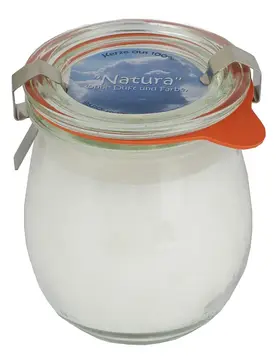Kerze im Glas mit weißem Wachs