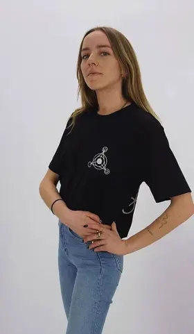 Frau im schwarzen T-Shirt mit weißem Logo