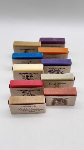 Seifen in zehn verschiedenen Farben mit der Seite der Seife auf einer Fläche