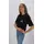 Frau im schwarzen T-Shirt mit weißem Logo