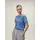 Weibliches Model mit Blick in die Kamera, mit Fokus auf dem blauen Rundhals-T-Shirt