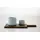 Espresso-Set aus dunklem Eichenbrett und zwei hellen Steinzeugbechern in groß und klein.