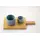 Espresso-Set von oben aus hellem Eichenbrett und zwei blauen Steinzeugbechern in groß und klein.