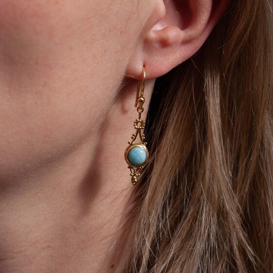Encanto Larimar Ohrring von VANA am Ohr getragen
