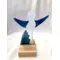 Kunstvoller handgemachter Glasengel in blau auf Holzsockel