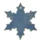 Schneeflocke aus weißem Ton und blauer Glasur als dekorativer Anhänger