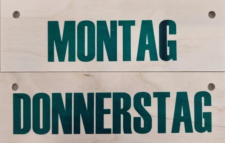 Holzkarten von den Wochentagen "Montag" und "Donnerstag"