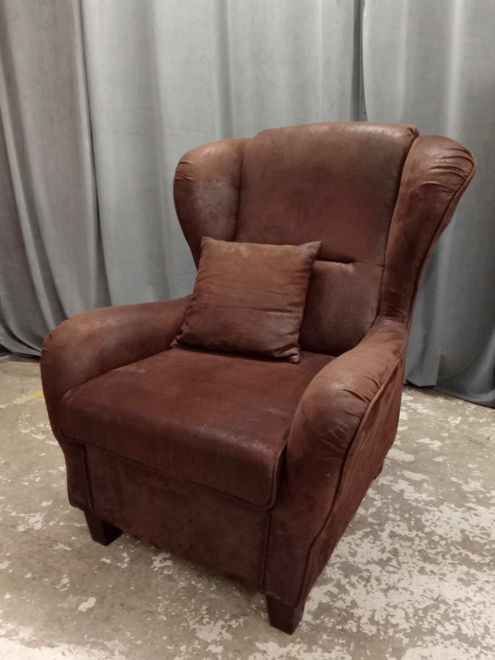 Secondhand-Sessel mit Hocker - Textilbezug in Wildleder-Vintage-Optik (bei Selbstabholung 29 € Rabatt)